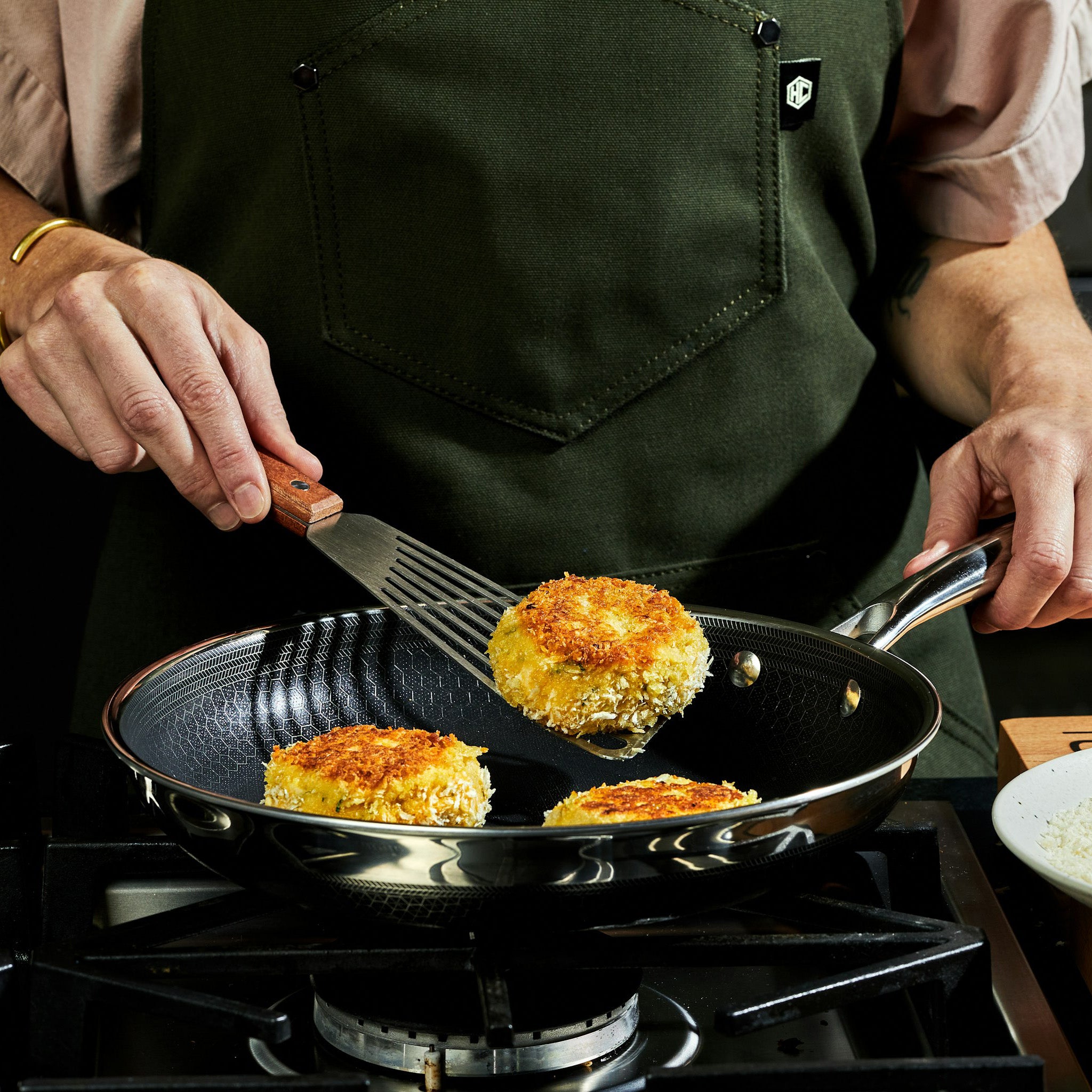 HexClad_10_HybirdFryingPan_CWPN10-C_SmokedHaddockKedgeree-StyleFishcakes_041724_KF_01_SQUARE