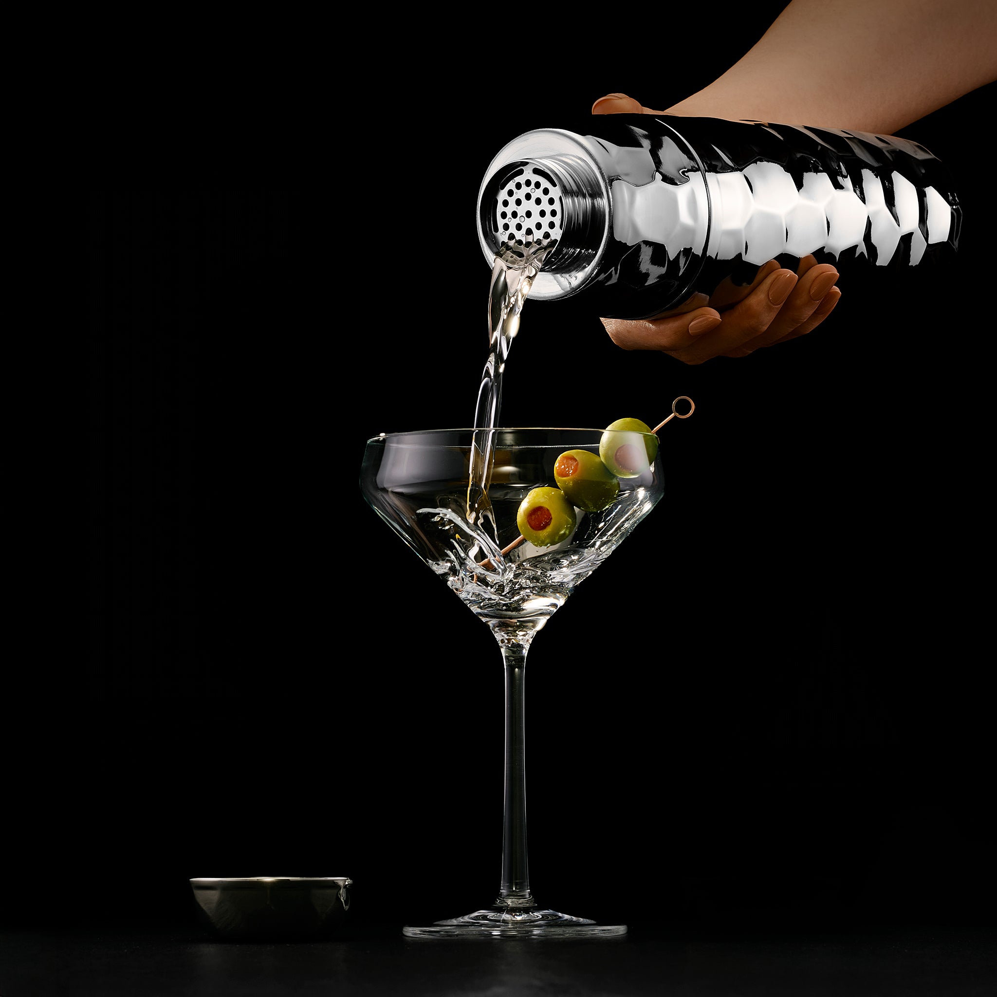 HexClad_CocktailShaker_Chrome_BRCS25-CR_DirtyMartini_110625_CS_03_4x5_e4b74405-006d-4e81-826a-e5fed30dc350