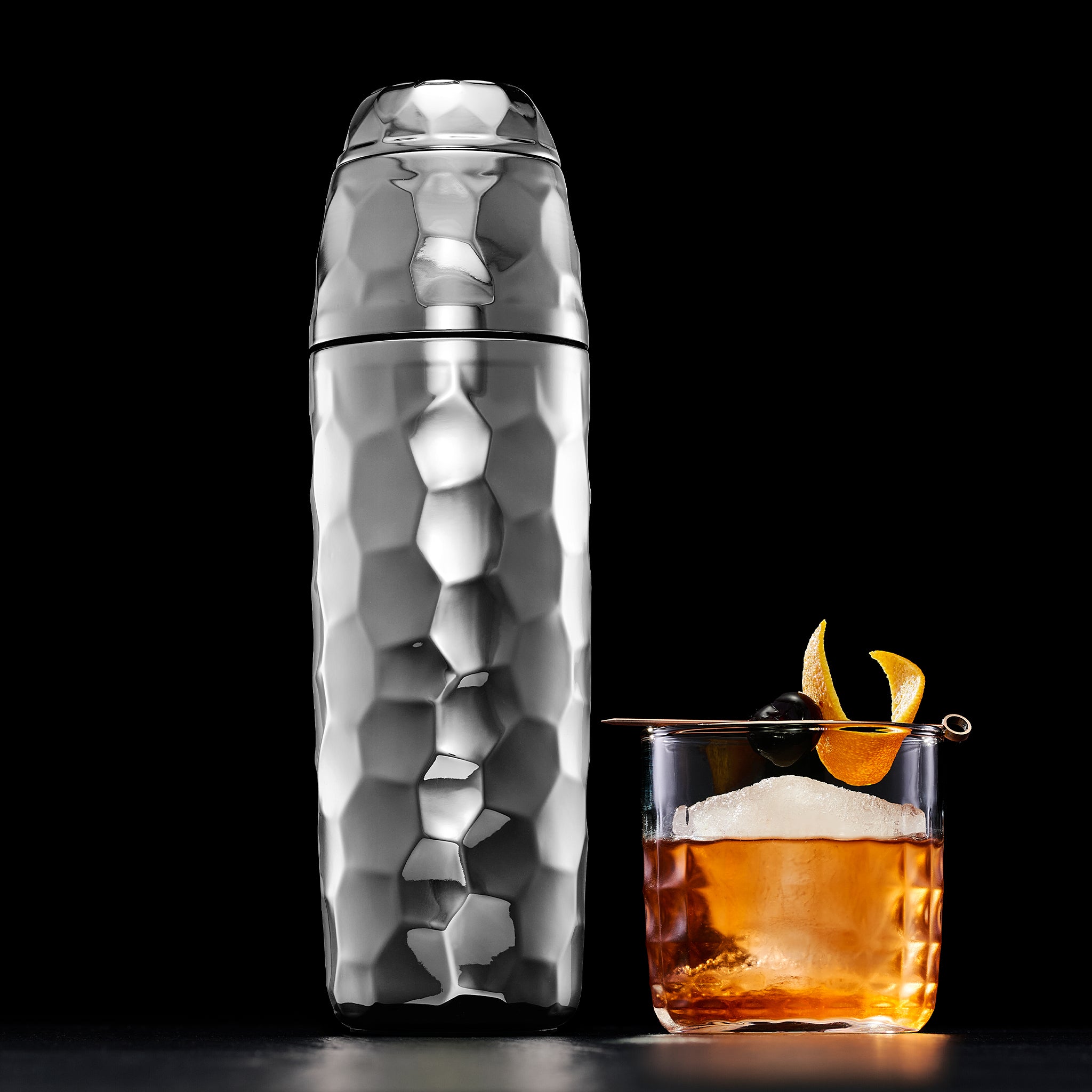 HexClad_CocktailShaker_Chrome_BRCS25-CR_Manhattan_110625_CS_01_4x5_54c31b73-d7cf-42d3-84e3-6e4977125df0