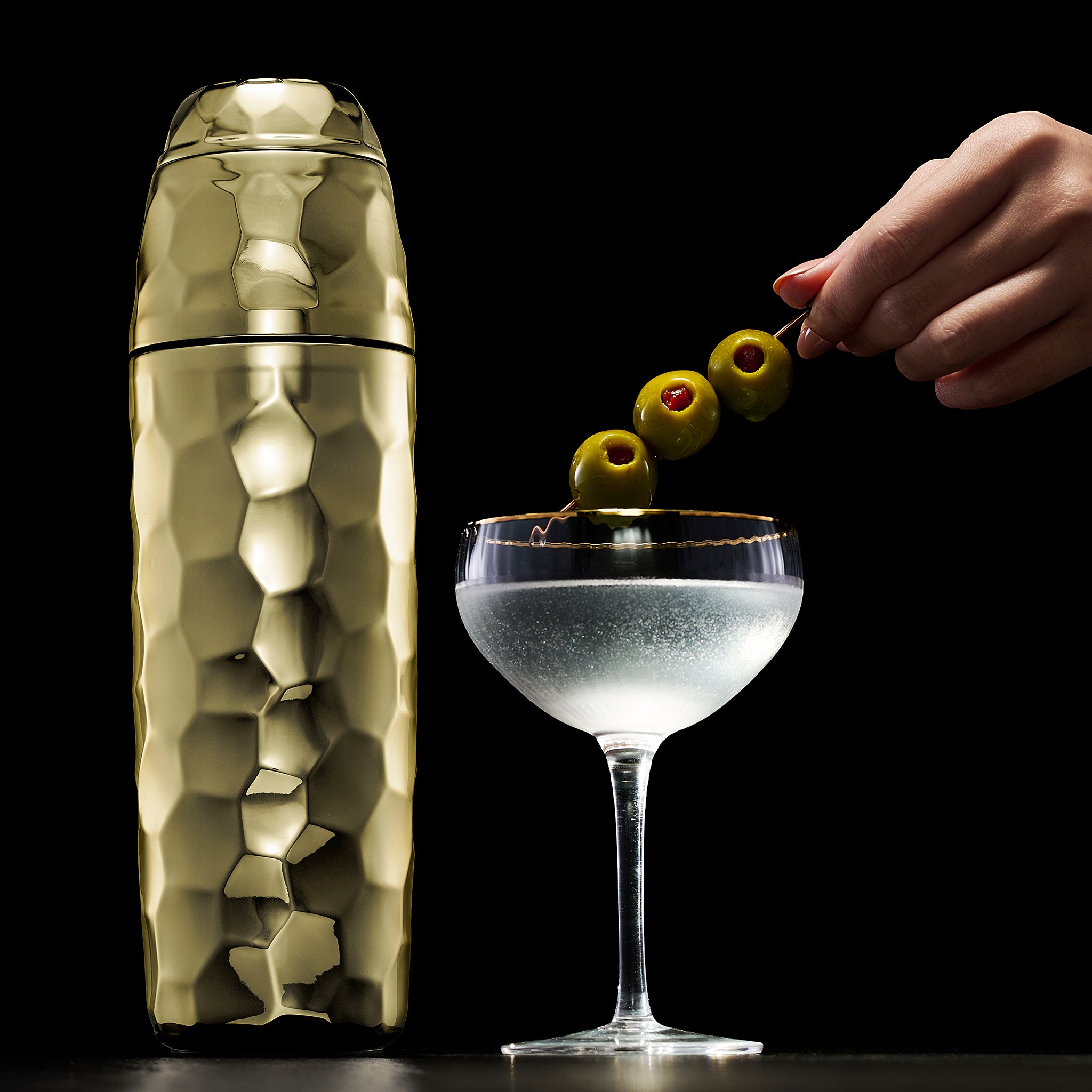 HexClad_CocktailShaker_Gold_BRCS25-GD_DirtyMartini_110625_CS_02_16x9_1534e831-e1ea-4f9e-9b16-fa933a174dd7